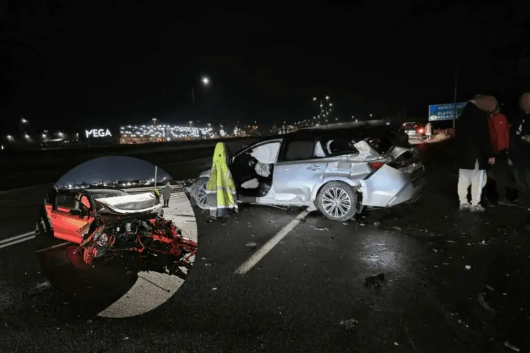 Kraupi avarija A1 kelyje Kaune: automobilis visiškai sumaitotas