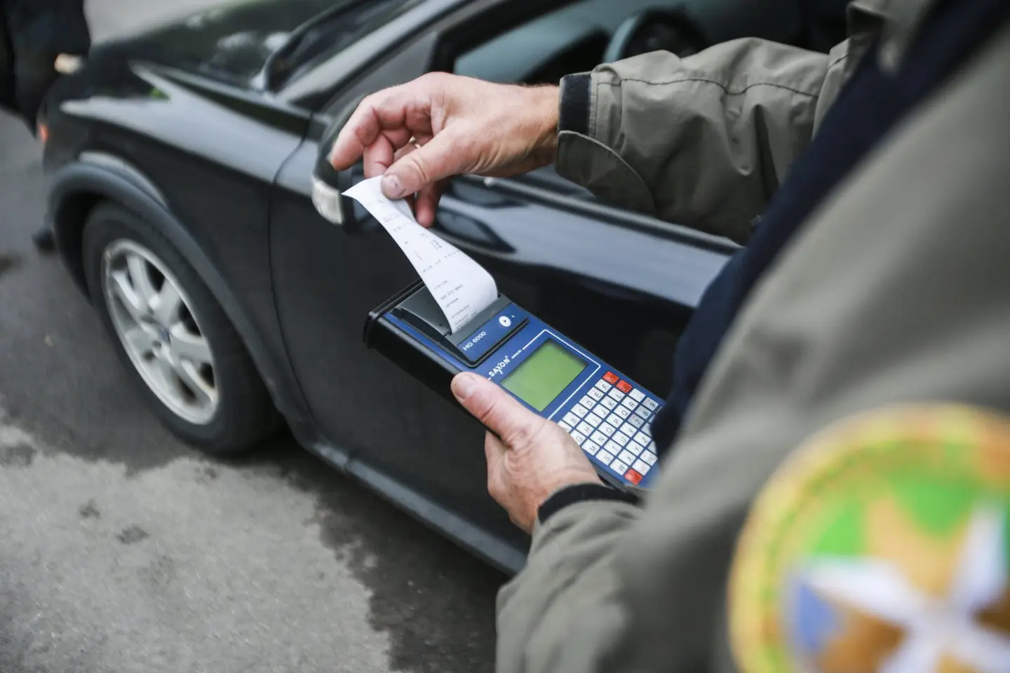 Stiprinant kovą su automobilių tarša, Aplinkos ministerija patvirtino tvarką, kaip aplinkos pareigūnų bus stabdomi automobiliai.<br />G.Bitvinsko nuotr.” class=”lazyload”></a></p>
<p>Jo teigimu, svarbu atkreipti dėmesį į sunkųjį transportą, kuris aplinką teršia labiau nei lengvieji automobiliai.</p>
<p>„Yra keli momentai. Niekas nesako – kontrolė turi būti. Man labiau priimtina ta kontrolė, kuomet lygiai tą patį galima daryti nebūtinai stacionariai stovėdami ir laukdami bei tikrindami kas kelintą automobilį, bet galima ir važiuojant. Matant automobilius, apsipylusius dūmais, jeigu tokius tikrintų eisme, sustabdytų ir patikrintų, manau, tai būtų efektyvu.</p>
<p>Kiek pamenu, informacija buvo pateikta, kad per metus jie patikrins turbūt ne daugiau kaip 15 tūkst. automobilių, kas nuo viso transporto priemonių parko sudarytų nepilną procentą. Turbūt suprantame, kad didesnis poveikis vargu ar įmanomas.</p>
<p>Kitas momentas – didesnę taršą sudaro sunkus transportas – autobusai, vilkikai. Jie sudaro kokius 20 proc. Vėlgi klausimas, kaip institucijos naudojasi duomenimis?</p>
<p>Yra tam valstybės registrai, sunkusis transportas daugiausia priklauso juridiniams asmenims ir registruose yra duomenys, koks to transporto amžius, kokio „Euro“ standarto varikliai yra.</p>
<p>Manau, galima pirmiausia atlikti duomenų analizę naudojantis registrais ir tada tikslingai daryti patikrinimus, nelaukiant, kad atsitiktinumo tvarka pagausim“, – domisi S.Šuminas.</p>
<p>Vairuotojai domisi, ar 10 metų ir naujesniems automobiliams išvis reikalinga tokia patikra.</p>
<p>„Nemanau, kad tai yra kriterijus. Mes turbūt visi prisimename „Dyzelgeito“ skandalą. Ten ir nauji automobiliai neatitiko daug reikalavimų“, – primena S.Šuminas.</p>
<p><a href=