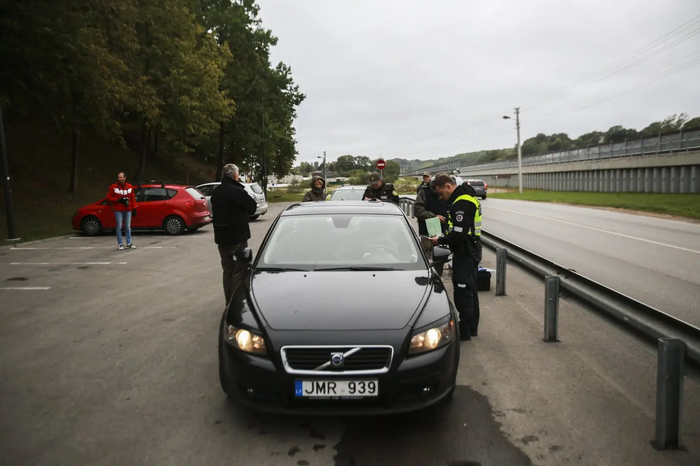 Stiprinant kovą su automobilių tarša, Aplinkos ministerija patvirtino tvarką, kaip aplinkos pareigūnų bus stabdomi automobiliai.<br />G.Bitvinsko nuotr.” class=”lazyload”></a></p>
<p>Visais atvejais pareigūnas prisistatys, nurodys sustabdymo priežastį, pareikalavus, pateiks pareigūno galias patvirtinantį pažymėjimą“, – atpažinimo ženklus vardija E.Skrebė.</p>
<p>Jis priduria, kad šiuo metu vykdomi įrangos pirkimo procesai, apmokomi specialistai, o pirmosios patikros prasidės pavasarį.</p>
<p>Be to, vairuotojams vis dar neaišku, ar nustačius normų neatitikimą reikės pakartotinai atlikti visą techninę apžiūrą, ar tik dūmingumo patikrą.</p>
<p>Pasak saugaus eismo eksperto V.Sadausko, kol kas techninės apžiūros asociacijų tinklapyje nėra parašyta, kad įsigaliojo toks įstatymas. Šiuo atveju, nurodyta, kad pakartotinė techninė apžiūra kainuoja 6 eurus, tačiau neaišku, kokia kaina ir kokios procedūros bus taikomos šiuo atveju.</p>
<p>Anot jo, valstybei svarbu susirinkti baudas.</p>
<p>„Valstybė pasidarė kaip jai būtų naudinga surinkti tam tikras baudas, mokesčius, nes už tai, jeigu dūmingumas neatitinka – bus bauda ir naikinama techninė apžiūra, taip buvo skelbiama visiems. Lietuvoje dalinai pagrindinis valdžios asmenų dalykas – organizuoti, kaip nubausti. Labai daug policininkų patapo valdžios atstovais ir jų logika buvo tiktai bausti.</p>
<p>Jeigu anksčiau, pavyzdžiui, įvedamos bet kokios Kelių eismo taisyklės, tai metus būdavo skatinama, rodoma, aiškinama ir po 2–3 metų pradedama bausti“, – sako V.Sadauskas.</p>
<p>Pasak saugaus eismo eksperto, svarbu skatinti žmones, šviesti juos, suteikti galimybę pasitikrinti savo automobilio išmetamųjų dujų kiekį nemokamai ar už simbolinį mokestį, paskelbti laiką, kada žmonės gali atvykti ir pasitikrinti, o ne iškart bausti. O dabar valdžios mentalitetas – drausti ir bausti.</p>
<p><a href=