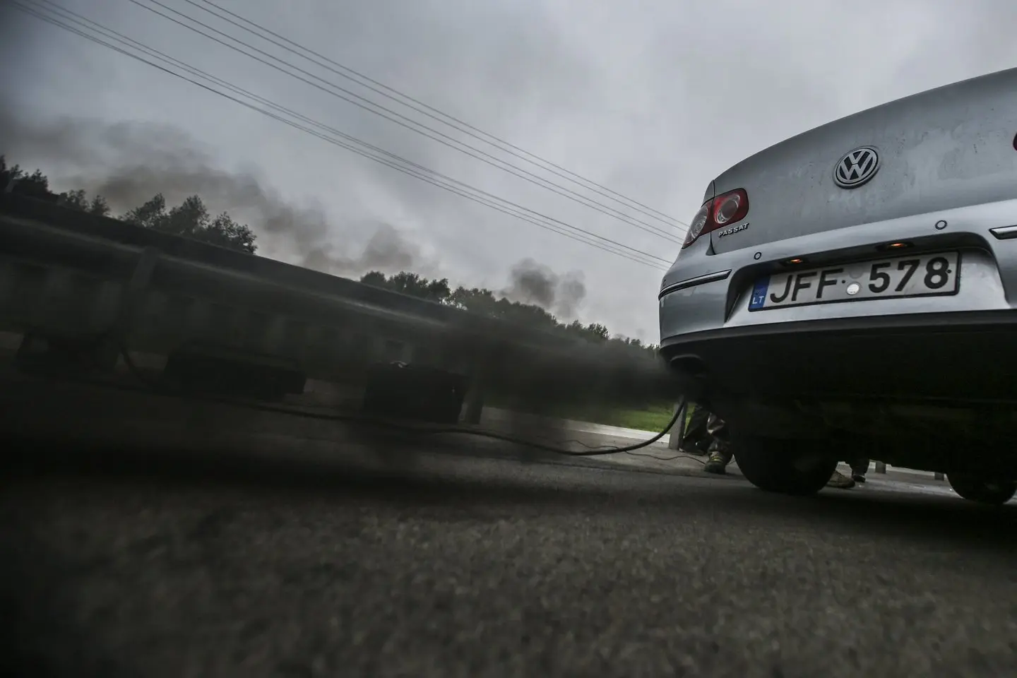 Stiprinant kovą su automobilių tarša, Aplinkos ministerija patvirtino tvarką, kaip aplinkos pareigūnų bus stabdomi automobiliai.<br />G.Bitvinsko nuotr.” class=”lazyload”></a></p>
<p>Vis dėlto, vairuotojai šį pokytį vertina kaip paprasčiausią valdžios norą bausti ir susirinkti pinigus iš baudų, tačiau pašnekovas nelabai pritaria tokiam požiūriui. Be to, pasak saugaus eismo eksperto, ši kontrolės priemonė neturės beveik jokio poveikio tiems automobiliams, kurie nėra registruoti Lietuvoje, bet rieda šalies gatvėmis. Jiems nebus galimybės panaikinti techninės apžiūros, todėl jie ir toliau galės teršti aplinką.</p>
</div>