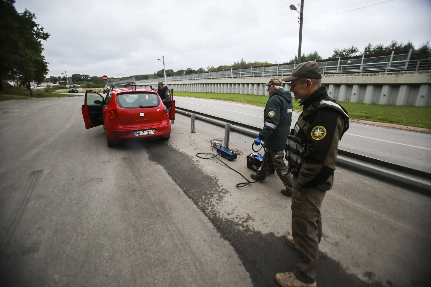Stiprinant kovą su automobilių tarša, Aplinkos ministerija patvirtino tvarką, kaip aplinkos pareigūnų bus stabdomi automobiliai.<br />G.Bitvinsko nuotr.” class=”lazyload”></a></p>
<p>Pasigirsta nuomonių, kad tokia patikra neparodo tikrosios variklių taršos ir prietaisų duomenys yra nieko verti, tačiau specialistas tokią informaciją neigia.</p>
<p>„Tai yra patikrinti prietaisai ir tikrai parodo. Tikrinama benzininių variklių anglies monoksido koncentracija, o dyzelinių variklių – dūmingumo kiekis.</p>
<p>Prietaisų patikimumas yra pakankamai aukštas, kad būtų galima pasitikėti. Čia lygiai taip pat, kaip būna ir su alkotesteriais. Asmenys sako, kad jiems parodė kažkaip ne taip, bet visi suprantame, kad tai yra labai reti atvejai, kada tokie tikslūs ir brangūs prietaisai klysta“, – palyginimą pateikia E.Skrebė.</p>
<p>Vairuotojai tikina, kad patys filmuos visą patikros procesą ir nori žinoti, kur kreiptis dėl netinkamo aplinkos apsaugos pareigūnų elgesio.</p>
<p>„Dėl netinkamų pareigūnų veiksmų galima kreiptis į Aplinkos apsaugos departamento Vidaus tyrimų skyrių. Mes irgi visada filmuosime, tai turėsime visiškai objektyvią dvipusišką medžiagą“, – trumpai atsako E.Skrebė.</p>
<p>Jis paaiškina, kaip atskirti, kad vairuotojus stabdo aplinkos apsaugos pareigūnai.</p>
<p>„Bus automobilis, ženklintas specialiais ženklais, tai yra aplinkos apsaugos ženklas su užrašu: „Lietuvos aplinkos apsauga“. Oranžinės spalvos ženklas ant automobilių šonų ir gale oranžinės juostos, o ant stogo mėlynos spalvos švyturėliai su užrašu: „Aplinkos apsauga“.</p>
<p>Automobilio ekipažą sudarys mažiausiai du aplinkos apsaugos pareigūnai, kurie dėvės nustatyto pavyzdžio uniformą. Stabdant tamsiu paros metu prie uniformos dėvima speciali liemenė su atšvaitais, matomas pareigūno tarnybinis ženklas.</p>
<p><a href=