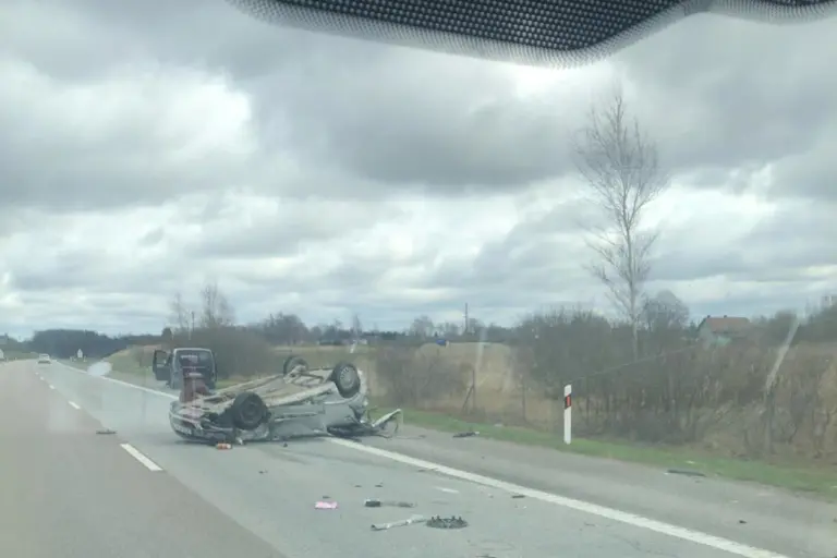 Kraupi avarija greitkelyje netoli Klaipėdos – lengvasis automobilis liko susiplojęs it blynas