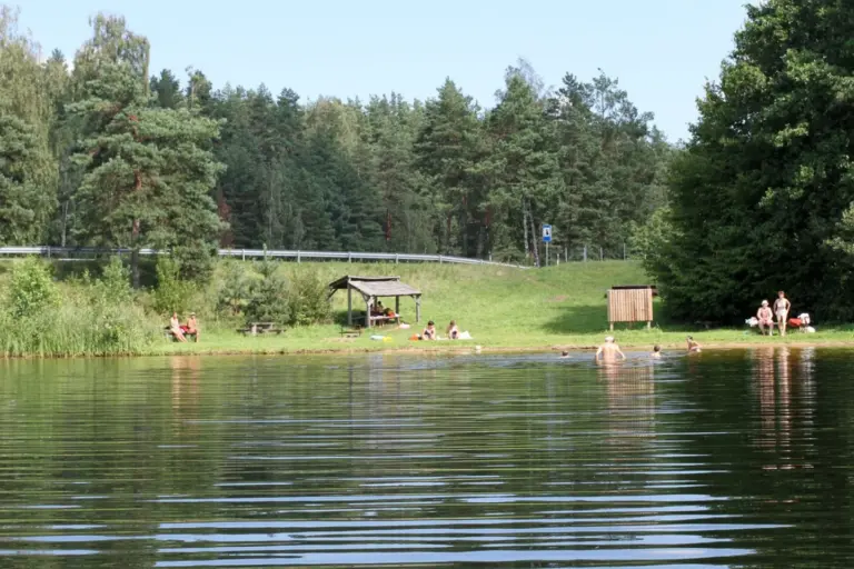 Poros maudynės prie ežero išmušė iš vėžių – nebesinorėjo net bristi į vandenį