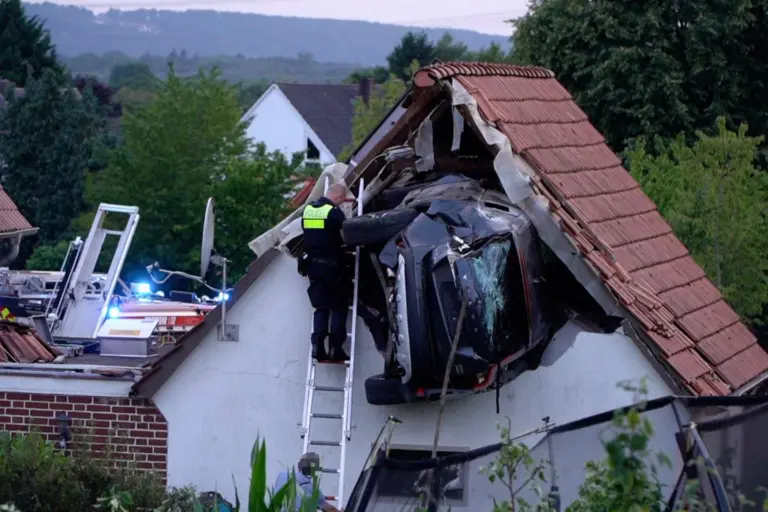 Automobilis išmušė skylę name: kliudė ir ant batuto šokinėjusį berniuką