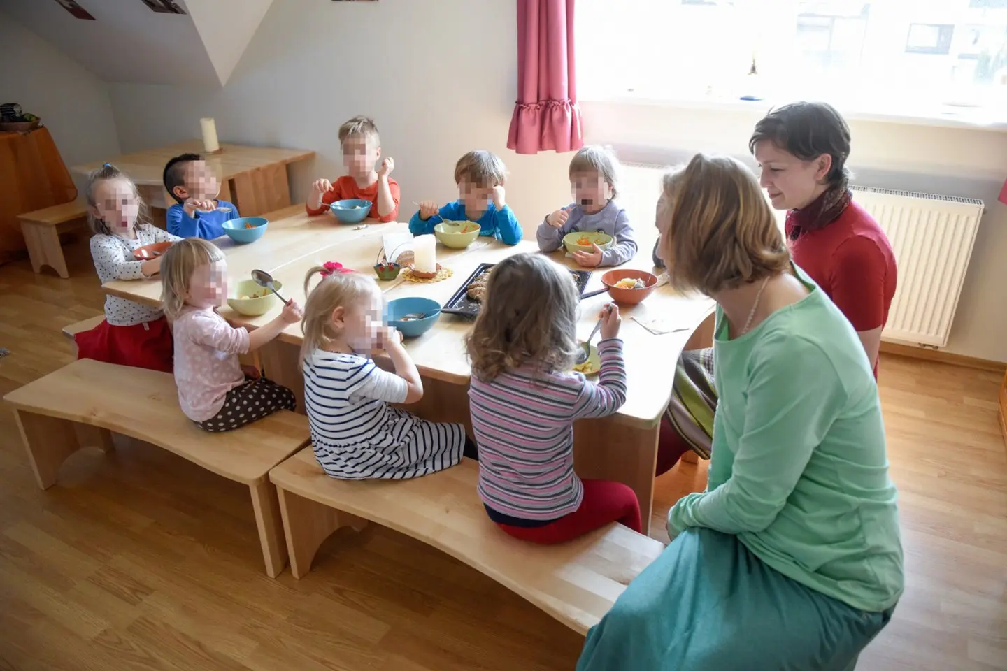 Mergaitei galimai trenkė dėl to, kad išpylė arbatą.<br />D. Umbraso asociatyvi nuotr.” class=”lazyload”></a></p>
<p>„Tačiau tėvams, susidūrusiems su ugdymo įstaigos abejingumu ir vengimu vieningai spręsti atsiradusius iššūkius, visuomet patariama kreiptis ir į jos steigėją, kad savivaldybės švietimo skyrius pradėtų išsamiau tirti ir vertinti situaciją ugdymo įstaigos viduje. Viena iš vaiko teisių gynėjų vertybių, kuria jie vadovaujasi savo darbe, yra vaiko balsas, tad vaiko teisių gynėjai yra linkę tikėti vaiku ir jo sakomais žodžiais bei atskleidžiama patirtimi. Gilesnes įžvalgas dėl vaiko išsakomos nuomonės visuomet gali pateikti psichologai, kuriuos tam tikrose situacijose į pagalbą pasitelkia ir vaiko teisių gynėjai“, – vardija U. Klingerė.</p>
<p>Paklausus, jei hipotetiškai situacija būtų atvirkštinė – vaikas dėl galimo smurto namuose pasiskųstų darželio personalui, o šis praneštų vaiko teisių tarnybai. Kuo tai baigtųsi ir kada vakas pamatytų tėvus, atsakymo specialistė nepateikė. </p>
<p><em>Lrytas.lt</em> primena, kad kilus klausimams, galima pasikonsultuoti su vaiko teisių gynėjais skambinant nemokamu tel. 8 800 10 800, taip pat galima rašyti žinutę interneto svetainėje vaikoteises.lrv.lt esančiame pokalbių laukelyje. Pranešti apie vaiko teisių pažeidimą galima artimiausiame vaiko teisių apsaugos skyriuje, užpildant formą Tarnybos interneto svetainėje arba skambinant bendruoju pagalbos numeriu 112.</p>
</div>