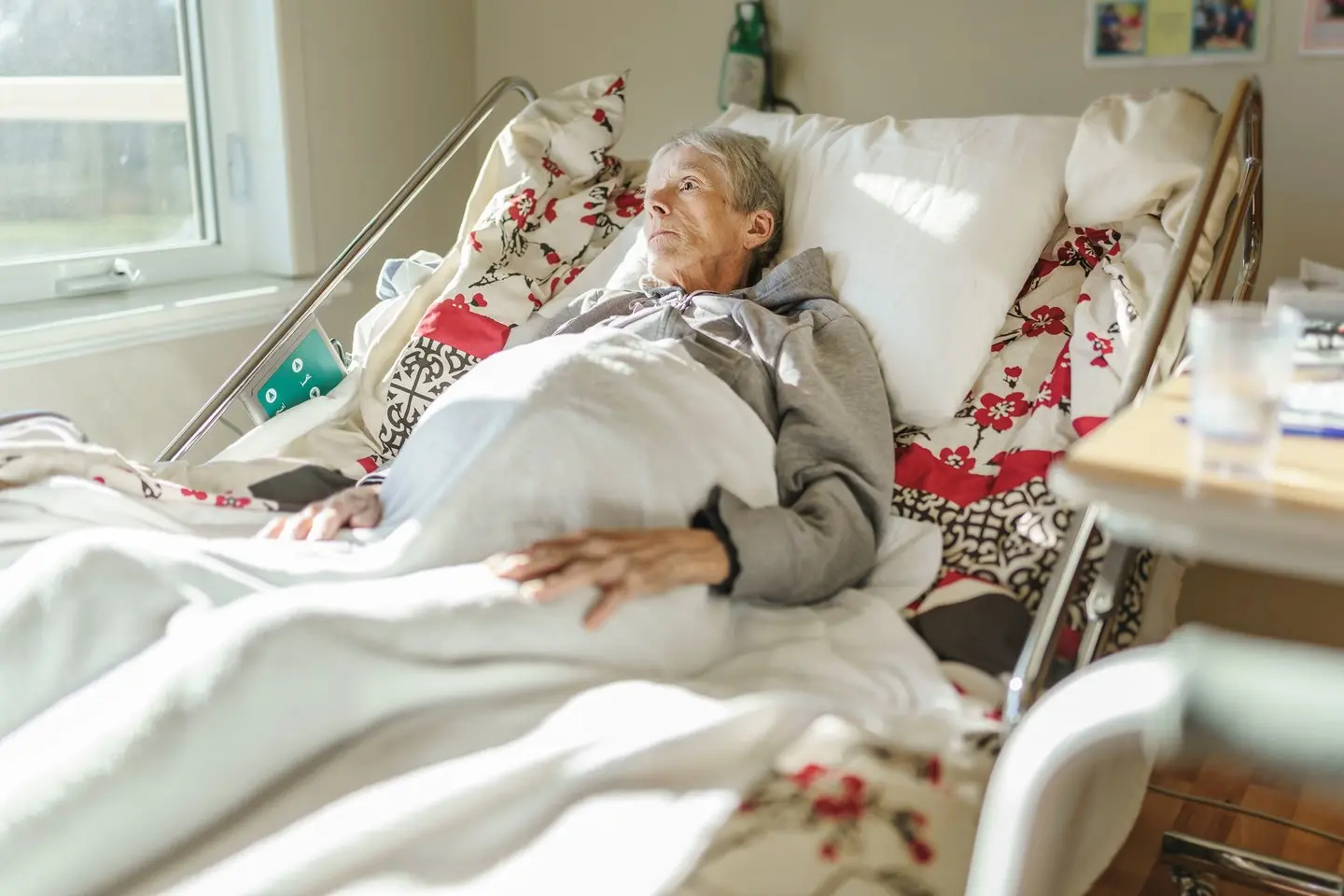 Senolė iš dukters namų viename Kretingos seniūnijos kaimų į ligoninę buvo atgabenta itin apleista.<br /> 123rf asociatyvi nuotr.” class=”lazyload”></a></p>
<p><strong>Vaikai atsako už senus tėvus</strong></p>
<p>Kretingos rajono savivaldybės Socialinės paramos skyriaus vedėja Kristina Gimžauskaitė-Mažonienė po įvykių aptarė šią situaciją su seniūnijų socialiniais darbuotojais. „Pajūrio naujienoms“ po to ji kalbėjo: „Liūdniausia, kad pati aplinka – artimieji, kaimynai, bendruomenė – ignoruoja problemą.</p>
<p>Juk senolė 13 metų gyveno pas dukterį, matydavo ją kieme, kažkas užeidavo, girdėdavo pokalbius. Mažas kaimas, maža bendruomenė: turėjo gi vietiniai žmonės kažką nujausti ir informuoti tarnybas, kad būtų galima užbėgti įvykiams už akių. O dabar – nieks nieko, susizgribta kaltinti, kai jau po laiko. Šioje situacijoje man trūksta bendruomenės sąmoningumo. Mūsų pareiga – padėti, bet šis atvejis mums nebuvo žinomas.“</p>
<p>K. Gimžauskaitė-Mažonienė atviravo: „Drįsčiau manyti, kad įstatyme yra spraga: pagal LR Konstituciją, tėvai atsako už savo vaikus, o kai tėvai nebegali pasirūpinti savimi, už juos atsako vaikai. Iš netvarkingai gyvenančių tėvų vaikai paimami, tačiau neteko girdėti, kad iš vaikų būtų paimti neprižiūrimi tėvai. Nesant smurtinio atvejo šeimose, pareigūnai nėra kviečiami net ir žinomais atvejais.</p>
<p>Mūsų rankos surištos, kai asmuo gyvena šeimoje, juolab pas dukterį, ir net 13 metų – gal senolei ir nebuvo blogai, jei sutiko palikti savo namus. Mūsų duomenų sistemoje moteris nefigūravo – nei dėl pašalpų, nei dėl kompensacijų nebuvo kreiptasi. Tiesiog jos atvejis atrodė kaip oriai senstančio žmogaus.“</p>
<p><strong>Nenorėjo mokėti už paslaugas?</strong></p>
<p>Kretingos rajono savivaldybės Neįgaliųjų reikalų koordinatorius renka duomenis apie vienišus asmenis. Tačiau Stanislava nebuvo vieniša. Panašus atvejis, pasak K. Gimžauskaitės-Mažonienės, Kretingos mieste jau buvo anksčiau – tai susiję su praeityje garbaus kretingiškio gydytojo asmenine tragedija: gyveno kartu su dukterimi, kuri prastai juo rūpinosi.</p>
<p>„Buvo sutvarkyti visi slaugai reikalingi dokumentai, bandydavome kalbėtis ir su juo pačiu, ir dukterimi, bandė įkalbėti ir buvę kolegos, tačiau atsakymas būdavo – ne. Taip ir iškeliavo žmogus, nepriėmęs kitų pagalbos“, – palygino ji.</p>
<p>Kretingos rajono savivaldybės tarybos Sveikatos apsaugos ir socialinių reikalų komiteto pirmininkė Jolanta Girdvainė taip pat mano, kad pirmiausia atsakomybė dėl šio įvykio tenka ne socialiniams darbuotojams, o artimiesiems: „Jeigu artimiesiems patiems sunku prižiūrėti senyvą ligonį, tam yra socialinės tarnybos – socialinės paslaugos dabar labai plačiai išvystytos.</p>
<p>Suprantu, kad senatvėje žmogus gal ir nenori palikti namų, betgi yra paslaugos į namus – darbuotojai ir prižiūri ligonį, ir padeda susitvarkyti buitį. Antra vertus, galbūt artimieji nenori už jas mokėti, tai ir atveda į panašias situacijas.“</p>
<p>Šis atvejis, pasak J. Girdvainės, yra pamoka visuomenei – visi turėtume būti labiau socialiai aktyvūs: „Dabar gi gyvename užsidarę, nebematome kaimynų, nežinome, kas vyksta už sienos. Ši situacija jautri – tarsi laviruojama tarp žmogaus teisių. Bet jeigu savęs apginti negalinčio žmogaus sveikatai ir gyvybei gresia pavojus, visi privalome būti pilietiški“, – mano ji.</p>
</div>