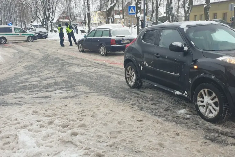 Šilutėje automobilis partrenkė dvi per pėsčiųjų perėją ėjusias sesutes – viena mergaitė pateko po automobiliu ir buvo velkama