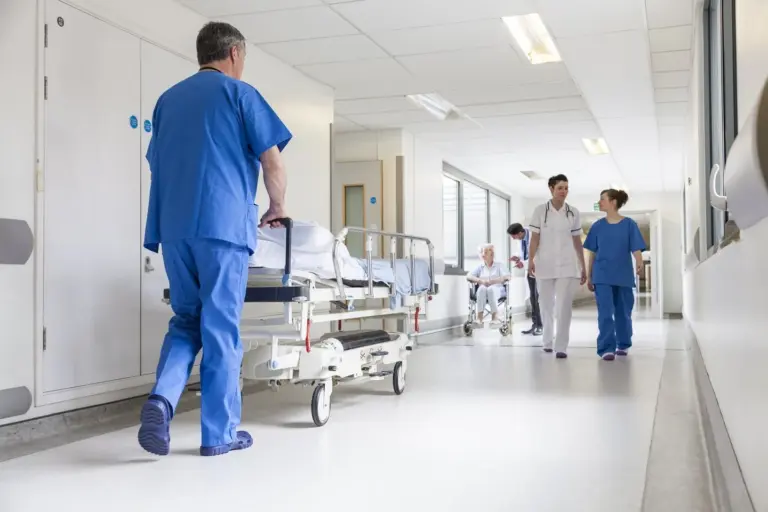 Jauna 2 vaikų mama mirė po 8 valandų laukimo ligoninės koridoriuje: medikai atsiprašo, kad nesuteikė pagalbos