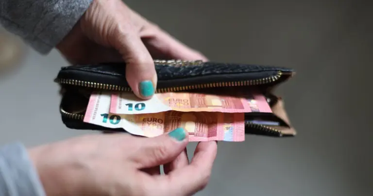 Kur dingsta gyventojų pinigai: kas ir kiek pasiima sukaupto turto žmogui mirus?
