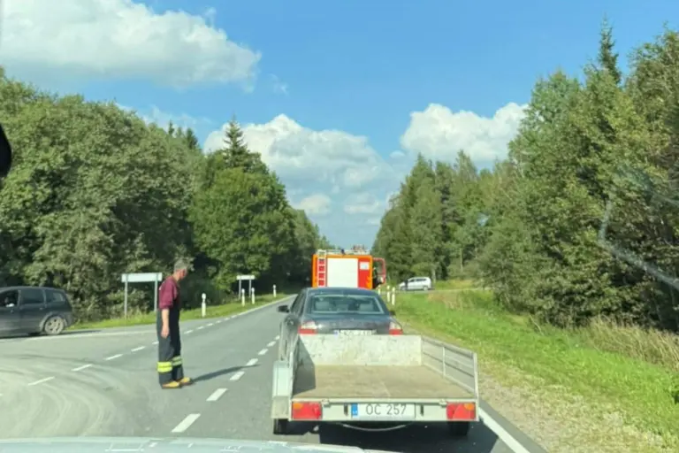 Baisus sunkvežimio ir „Nissan“ susidūrimas Plungės r.: žuvo moteris, kūną iš nuolaužų traukė ugniagesiai