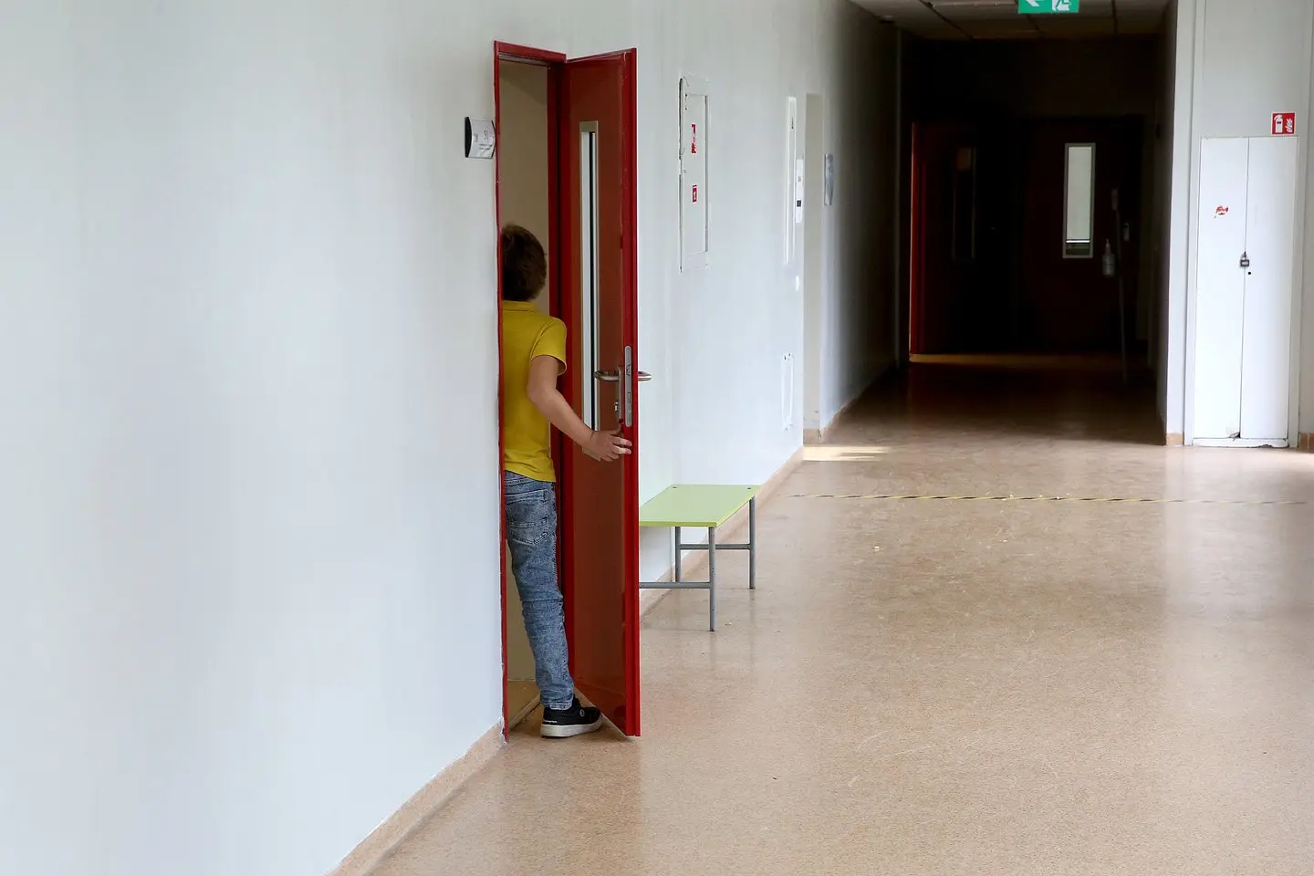 Mokytojas knygoje aprašė, kas šiuo metu vyksta gimnazijose.<br />R.Danisevičiaus asociatyvioji nuotr.” class=”lazyload”></a></p>
<p>Vaikinas tokio tono, regis, nesitikėjo. Turbūt nemanė, kad ir aš galiu mestelėti riebesnę frazę.</p>
<p>– Baikit, mokytojau, man tiesiog išsprūdo. Susinervinau… Supraskite… – lemeno Tomas. – Nejaugi jums pačiam nėra taip nutikę?</p>
<p>– Ne, nėra, – atsakiau lediniu balsu. – Tu peržengei visas ribas ir dabar už tai atsakysi, – pagrasinau ryžtingai atverdamas duris. – Danute, paruoškite, prašau, pasiaiškinimo formą, nutiko toks dalykas… O tu sėsk ir rašyk, kaip viskas buvo. Girdi? Tušinukas ant stalo.</p>
<p>– Bet… bet ką tiksliai rašyti?</p>
<p>– Rašyk lygiai tą patį, ką pasakei.</p>
<p>– Lygiai tą patį?</p>
<p>– Taip, žodis į žodį: „Eikit jūs n**ui“, – pacitavau.</p>
<p>Tomui nematant žvilgtelėjau į auklėtoją. Jei ne mokinys, būtume prunkštelėję. „Eikit JŪS n**ui.“ Čia tai bent… Ar kada nors buvote įžeisti taip mandagiai?</p>
<p><a href=