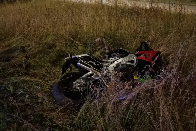 Dvi pareigūnų klaidos lietuvio motociklininko žūtį pavertė dar kraupesne: kūnas šalikėlėje išgulėjo dvi dienas
