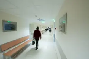 Kraupi medikų klaida: iš ligoninės išrašytas šiaulietis po pusvalandžio mirė dukros akyse