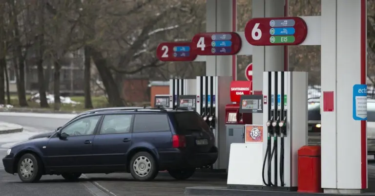 Degalinės pyksta, kad vairuotojai pilasi mažiau dyzelio ir kaltina valdžią, kad Lenkijoje pigiau