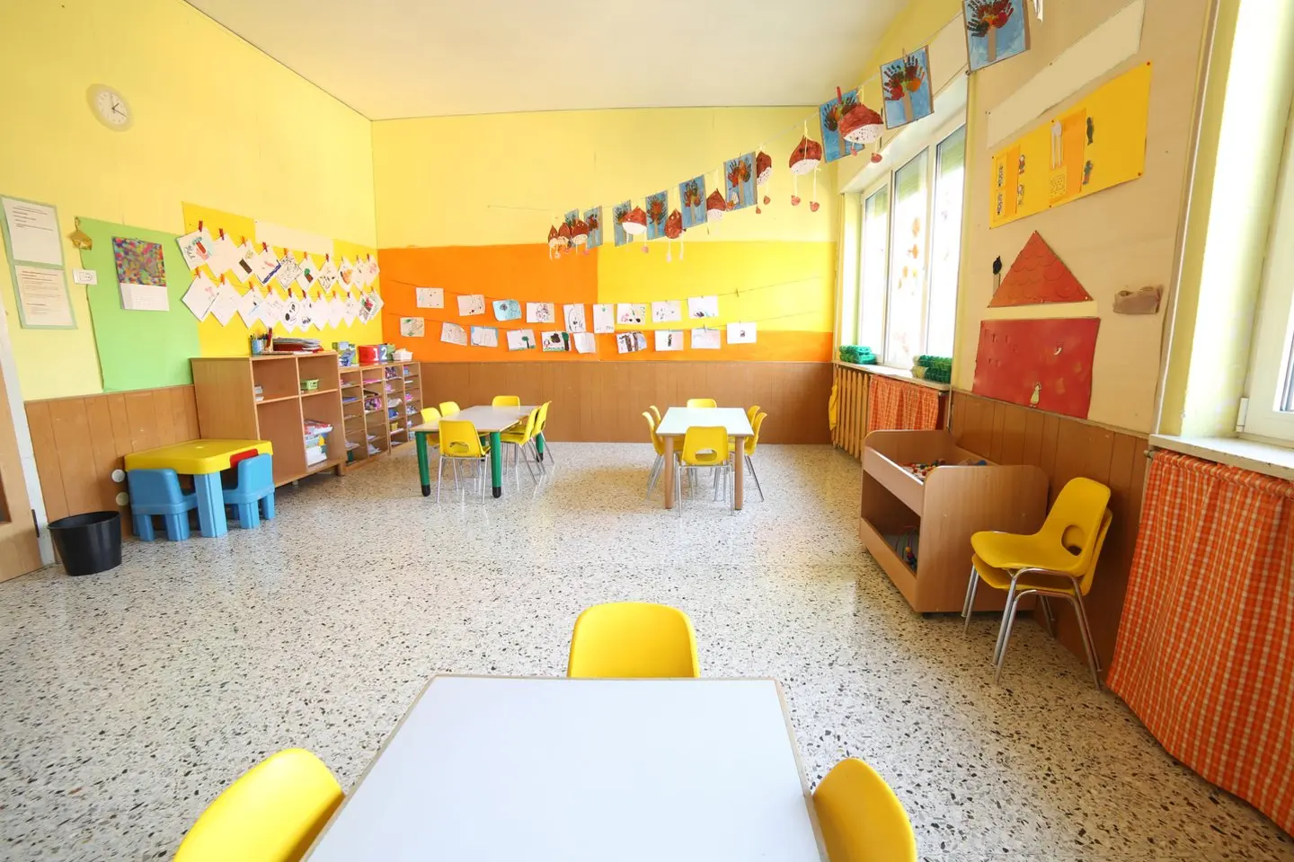 Darželis.<br /> 123rf.com asociatyvioji nuotr.” class=”lazyload”></a></p>
<p>Kalbėjausi tik su auklėtoja, tai sakė, kad vaikai susižeidžia žaisdami. Aš tikrai noriu tikėti, kad auklėtojos neleidžia vaikams muštis ir skriausti vieniems kitų specialiai. Grupės didelės, vaikai šiek tiek vyresni už maniškį, stipresni. Tai tikiu, kad visų galbūt ir nesužiūrėsi, bet kai kalba eina apie tavo vaiką,</p>
<p>Toks jausmas, kad vaikai paliekami vieni, daro, ką nori. Kaip galima nereaguoti ir nieko nesakyti, kai vaikai mušasi su pagaliais? Arba drasko vienas kitą, kandžioja? Kaip taip galima?</p>
<p>Neįsivaizduoju, kaip elgtis, ką daryti. Naktimis su vyru nemiegam. Palikti toje grupėje man jau baisu, nes vaikas akivaizdžiai patiria fizinę ir psichologinę traumą.</p>
<p>Vesti į privatų darželį neturime galimybės. O gauti vietą kitame valstybiniame darželyje šiuo metu taip greitai neįmanoma. Sūnui šiame darželyje seniau ir patikdavo, tačiau akivaizdu, kad klimatas dabar ten pasikeitęs ne į gera.</p>
</div>