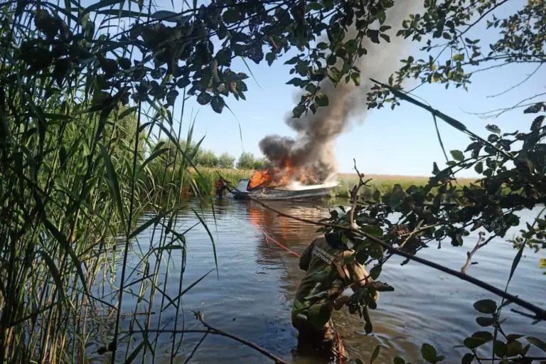 Greta Šilutės baisi tragedija sudegė kateris, kuriuo plaukė šeima su 3 vaikais