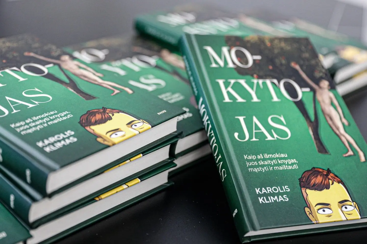 Mokytojas knygoje aprašė, kas šiuo metu vyksta gimnazijose.<br /> Asmeninio albumo nuotr.” class=”lazyload”></a></p>
<p>– Tikiuosi, į šitą reikalą bus pažiūrėta kuo rimčiausiai, – pasakiau taip rūsčiai, kaip tik įstengiau.</p>
<p>– O kaipgi… Eisime pas direktorių, skambinsime tėvams, aiškinsimės… Įprastos procedūros, – netikėtai auklėtojos balse pasigirdo nuovargio gaidelės.</p>
<p>– Gali būti tikras, kad apie tavo elgesį asmeniškai pasikalbėsiu su gimnazijos vadovu, – pažadėjau Tomui, vis dar palinkusiam virš pasiaiškinimo.</p>
<p>Jei atvirai, tikėjau, kad keiksmažodis vaikinui išsprūdo netyčia, bet turėjau visai klasei parodyti, kad netoleruosiu net menkiausių nepagarbos apraiškų. Jei į tokį komentarą būčiau pažiūrėjęs pro pirštus, netrukus dar daugiau Tomo klasės draugų leistų sau bendrauti taip, kaip jiems patinka. O kai JŪS virstų TU, jau būtų per vėlu ką nors daryti.</p>
<p>(…)</p>
<p>Vienuoliktokai sėdėjo nuleidę galvas. Daugumai buvau mėgstamiausias mokytojas ir tik dėl to galėjau leisti sau šitaip moralizuoti.</p>
<p>– Bet juk negalite kaltinti visų dėl to, ką padarė Tomas, – pasigirdo nedrąsus balselis.</p>
<p>– Manote, kad esate nekalti? – atrėžiau. – Juk jūs gardžiai pasijuokėte. Nė vienas iš jūsų nepasmerkė klasės draugo poelgio. Nė vienas neparagino Tomo atsiprašyti. Jis iki šiol to nepadarė!</p>
<p>Vaikinas nepratarė nė žodžio – buvo užsispyręs kaip reta. Nors knietėjo kuo greičiau atkurti gražius santykius, buvau pasiruošęs atlikti savo vaidmenį iki galo. Ištisą savaitę laikiausi duoto žodžio – su 3f klase bendravau šaltai, buvau itin reiklus ir nedariau jokių nuolaidų.</p>
<p>– Jei taip ir toliau, gali baigtis bloguoju, – po vienos pamokos lyg tarp kitko pasakė Benas.</p>
<p>– Ką turi galvoje?</p>
<p>– Nieko… Tik sakau, kad mokytojo darbas pavojingas.</p>
<p>Benas buvo Tomo draugas, domėjosi vien automobiliais ir sunkiai suregzdavo sakinį be klaidų. Visgi šis buvo gerai apgalvotas ir turėjo aiškią potekstę. Mano nuotaika dar labiau sugedo.</p>
<p>Be abejo, realaus pagrindo grasinimas neturėjo, tačiau nereaguoti į jį negalėjau. Užsukau pas auklėtoją pasitarti, o tada nusprendžiau telefonu susisiekti su Beno tėvu. Kam laukti, kol viskas dar labiau komplikuosis?</p>
<p>– Man labai nemalonu skambinti tokiu reikalu, tačiau noriu jus informuoti apie sūnaus elgesį, kol neįvyko kas nors, dėl ko jis pats gailėtųsi. Šiandien jis man pagrasino.</p>
<p>Tiesiog nesuvokiama, kad šiais laikais mokiniai siuntinėja mokytojus arba laido užuominas apie susidorojimą. Dabar kalbu su jumis, bet kitą kartą būsiu priverstas skambinti tiesiai į policiją. Ne dėl to, kad bijau, o kad pedagogams būtų rodoma pagarba. Taip, esu idealistas, suprantu, jog kartais perlenkiu lazdą, tačiau viską darau tam, kad jauni žmonės ateityje ko nors pasiektų. Tikiu savo mokiniais.</p>
<p>Ar žinote, koks Beno požiūris į lietuvių kalbą? Kai reikėjo parašyti rašinį, jis pateikė man tik įžangą ir pasakė pasitenkinsiąs trejetu. O trejetas, anot jūsų sūnaus, nesugadins vidurkio, kuris šiuo metu šiaip ne taip siekia ketvertą.</p>
<p>Supraskite, negaliu to ignoruoti. Esu visiškai tikras, kad Benas neišnaudoja net penktadalio turimo potencialo. Jam būtina keisti požiūrį, išmokti gerbti ne tik mokytojus, bet ir save. Šiuo metu situacija yra prasta, – konstatavau nieko neslėpdamas.</p>
<p>(…)</p>
<p>Kad ir kaip būtų, puikiai supratau, jog šis mokytojo ir mokinio susirėmimas yra tik menkas atspindys to, kas vyksta kitose šalies gimnazijose.</p>
<p>Ar vienoje iš tų mokyklų, kuriose agresija reiškiama ne tik žodžiais, bet ir jėga, mokiniai būtų mane suėdę? Neabejoju.</p>
<p>Tokių kaip Tomas klasėje gali sėdėti ne vienas, bet penkiolika, o juk ir Tomas, tiesą sakant, buvo nekaltas berniukas. Ką daryčiau susidūręs su gerokai rimtesniu pasipriešinimu?“</p>
</div>