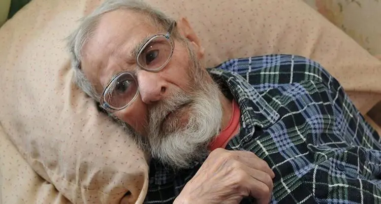 Sūnus neatidavė tėvų į senelių namus, o apgyvendino juos rūsyje