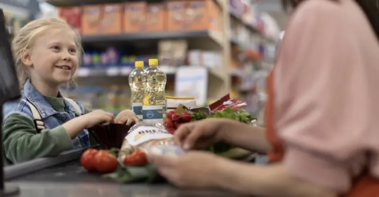 Mergaitė nusipirko žaislą, kurį kasininkas tuoj pat paslėpė po stalu. Ir štai kas nutiko paskui…