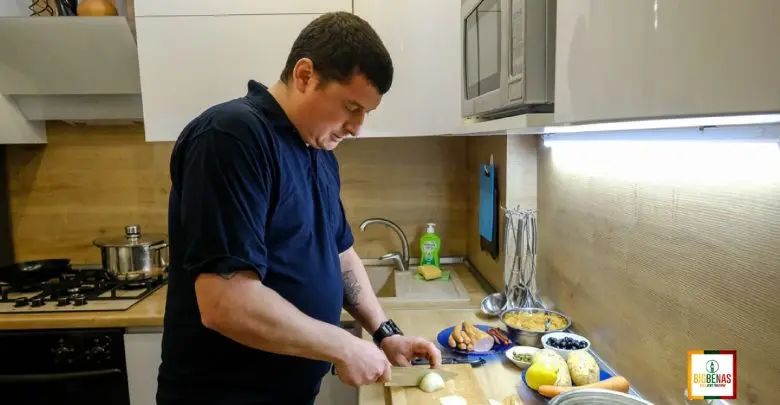 Anyta atvyko pas mus į svečius ir vos nenualpo pamačiusi, kaip vyras ruošia man pusryčius