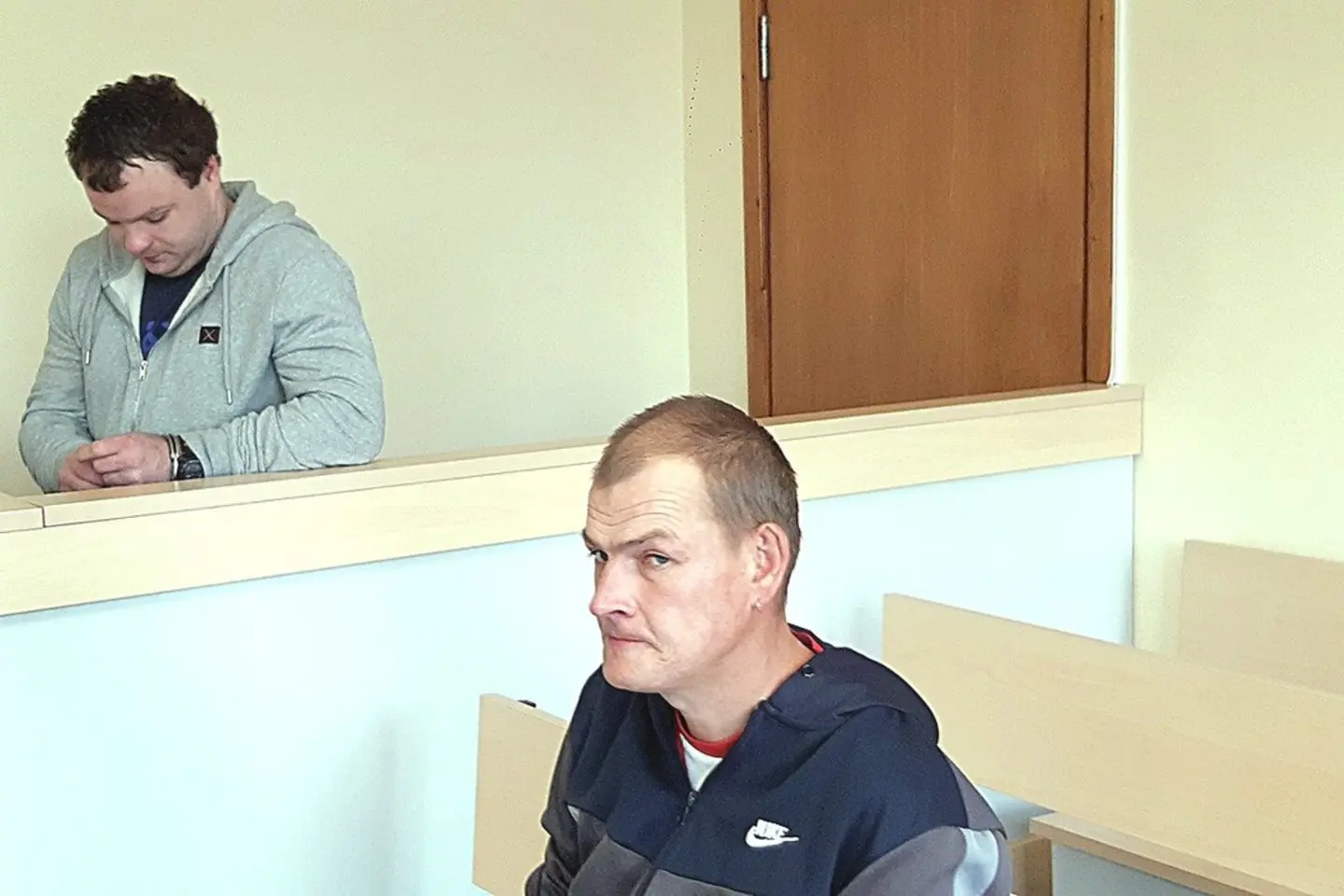M.Kuprys (dešinėje) dar laisvėje, o A.Jermakovas nuosprendžio laukia suimtas.<br />A.Pilaitienės nuotr.” class=”lazyload”></a></p>
<p><strong>Vyrą aptiko po kaštonu</strong></p>
<p>„Literatūriškai nemoku, kalbėsiu žemaitiškai, gal suprasit“, – taip savo liudijimą teisme pradėjo Lina ir iš karto pabrėžė, kad tą dieną nieko blogo nebuvo.</p>
<p>Moteris prisiminė, kad pas ją užsuko geras pažįstamas M.P., jie kartu išgėrė puslitrinį butelį degtinės.</p>
<p>Vėliau paskambino M.Kuprys ir taksi atvyko su draugu. Vyrai atsivežė 0,7 litro butelį degtinės.</p>
<p>„Vėl po čerkelę išgėrėm. Vyrai kažko ginčijosi dėl telefono, vienu metu M.P. nusivilko marškinius, esą ateikit, parodysiu jums. Vyrai apsistumdė, kažką pargriovė ant žemės ir ėmė spardyti. Aš nuėjau miegoti, vyrai liko sėdėti lauke ant suolo. Truputį buvau išgėrusi, nelabai viską atsimenu.</p>
<p>Po vidurnakčio ėjau į tualetą lauke. Žiūriu, po kaštonu kniūbsčias guli M.P. Jis dejavo, galva buvo kruvina. Iškviečiau greitąją pagalbą. Sumušė tie du, daugiau nieko pas mane nebuvo, bet jis pats išprovokavo, anuos gaidžiais vadino.</p>
<p>Viską alkoholis padarė. M.P. buvo ne aukso puodas – išgėręs itin agresyvus tapdavo“, – teisme pasakojo Lina.</p>
<p><strong>Buvo agresyviai nusiteikęs</strong></p>
<p>Moteris neužsiminė, kad kompanijai pasakojo, jog M.P. jai išmušė tris dantis ir moteris už tai buvo supykusi ant kaltininko.</p>
<p>Po liudytojų apklausos teisme ir M.Kuprys, ir A.Jermakovas atsisakė duoti parodymus ar atsakinėti į klausimus.</p>
<p>Teisėja perskaitė jų parodymus, duotus apklausų metu.</p>
<p>Po tragedijos apklaustas M.Kuprys prisipažino kaltas ir gailėjosi dėl tokio savo poelgio.</p>
<p>„Gėrėme su A.Jermakovu. Paskambino Lina, paklausė, ar nenorėčiau atvažiuoti. Nusipirkome 0,7 litro butelį degtinės ir taksi nuvažiavome. Jie sėdėjo kieme po medžiu, abu jau buvo neblaivūs.</p>
<p>M.P. buvo agresyviai nusiteikęs. Lina sakė, kad jis jai išmušė tris dantis.</p>
<p>Aurimas jam trenkė už dantis. Kai nugriuvo, ir aš spyriau porą kartų. Aurimas ėmė mušti, spyrė į galvą.</p>
<p>Aš spyriau į galvą avėdamas guminėmis šlepetėmis, niekaip negalėjau užmušti, o Aurimas sudavė ne mažiau kaip 20 smūgių. Po to nuėjau į trobą miegoti. Rytą Lina pasakė, kad M.P. išvežė į ligoninę“, – beveik prieš porą metų po tragedijos tyrėjams pasakojo M.Kuprys.</p>
<p><strong>Išgėręs pradeda kvailioti</strong></p>
<p>A.Jermakovas per apklausą policijoje taip pat prisiminė, jog Lina piktinosi dėl trijų išmuštų dantų ir sakė, kad M.P. jai už tai skolingas tris tūkstančius eurų.</p>
<p>„M.Kuprys paprašė padėti jį sumušti, spyriau gal keturis ar šešis kartus. Dvidešimt smūgių negalėjau suduoti. Vienu metu supratau, kad jis neteko sąmonės, ir sustojau. Anas liko gulėti ant žemės.</p>
<p>Gailiuosi, su anuo jokių konfliktų anksčiau nekilo, nebuvo priežasties mušti. Turiu neįgalumą, išgėręs pradedu kvailioti. O Lina davė melagingus parodymus. Ji dėl tų trijų dantų tada viską užvedė“, – per apklausą kalbėjo A.Jermakovas.</p>
<p><strong>Teks sumokėti už gydymą</strong></p>
<p>Nužudytojo sūnūs pateikė 50 tūkst. eurų neturtinės žalos ieškinį. Abu kaltinamieji tikino, kad tokia suma – per didelė.</p>
<p>Dar teks apmokėti maždaug 20 tūkst. eurų ligonių kasoms už sužalotojo gydymą visus metus.</p>
<p>Iš pradžių buvo iškelta baudžiamoji byla dėl sunkaus sveikatos sutrikdymo, o po M.P. mirties kaltinimai pakeisti nužudymu.</p>
<p>Abu kaltinamieji teismo laukė laisvėje. Tačiau kai A.Jermakovas į teismo posėdį neatvyko be pateisinamos priežasties, jis buvo suimtas. Jis pageidavo, kad suėmimas būtų pakeistas švelnesne kardomąja priemone, kad ir apykoje. Vyras dar norėtų pabūti laisvėje.</p>
</div>