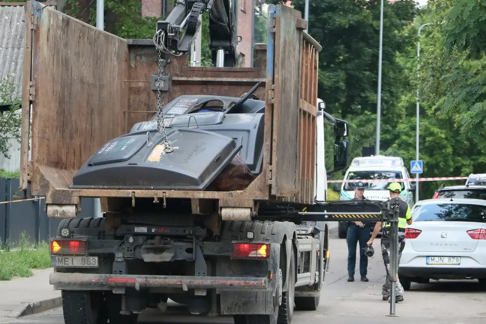 Vilniuje šiukšlių konteineryje rasti nužudyto paauglio palaikai (nuotr. Broniaus Jablonsko) Vilniuje šiukšlių konteineryje rasti nužudyto paauglio palaikai (nuotr. Broniaus Jablonsko)