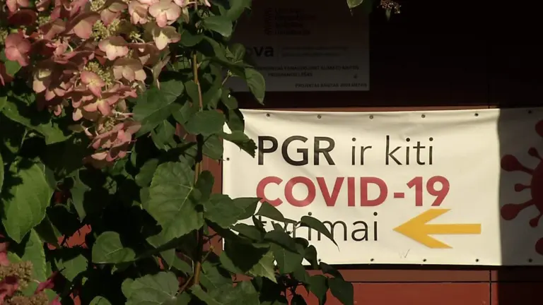 COVID-19 į Lietuvą grįžo su trenksmu – įvardijo naujus simptomus