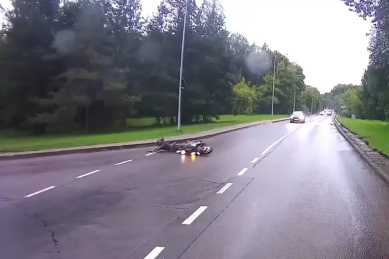 Vilniuje nufilmuota, kaip nugriuvęs motociklininkas čiuožė asfaltu – tokiais atvejais padėti gali tik vienas dalykas