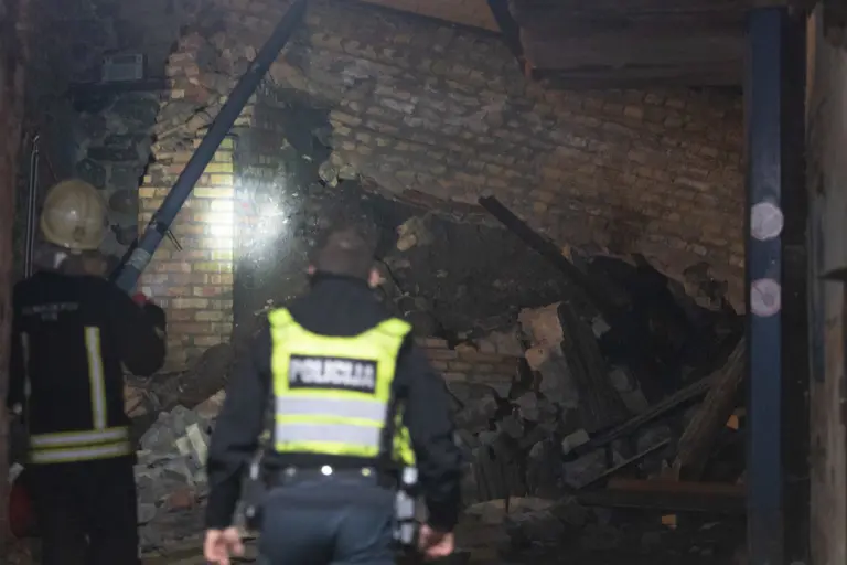 Nelaimė: Vilniuje nuvirto daugiabučio siena: iš pastato evakuoti žmonės