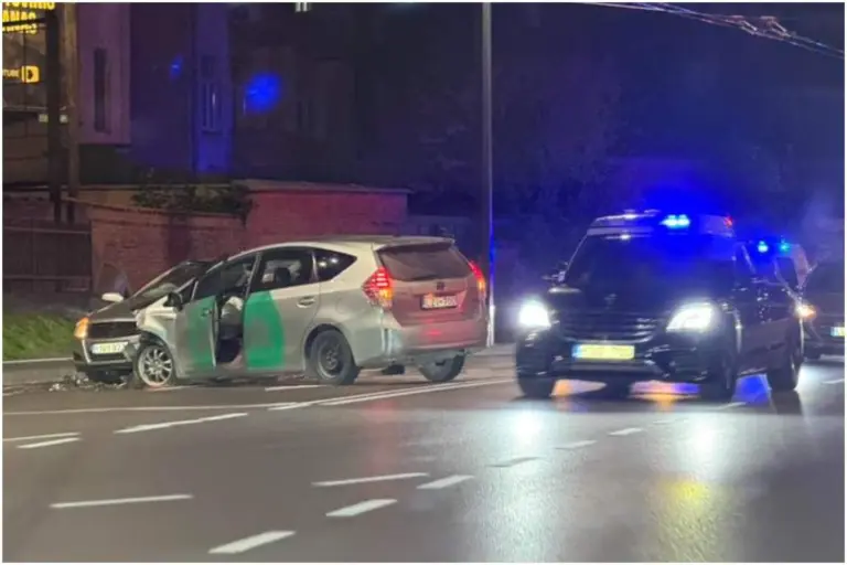 Kauno senamiestyje – didelė avarija: „Bolt“ pavežėjas trenkėsi į „Opel“, sužeisti 4 žmonės