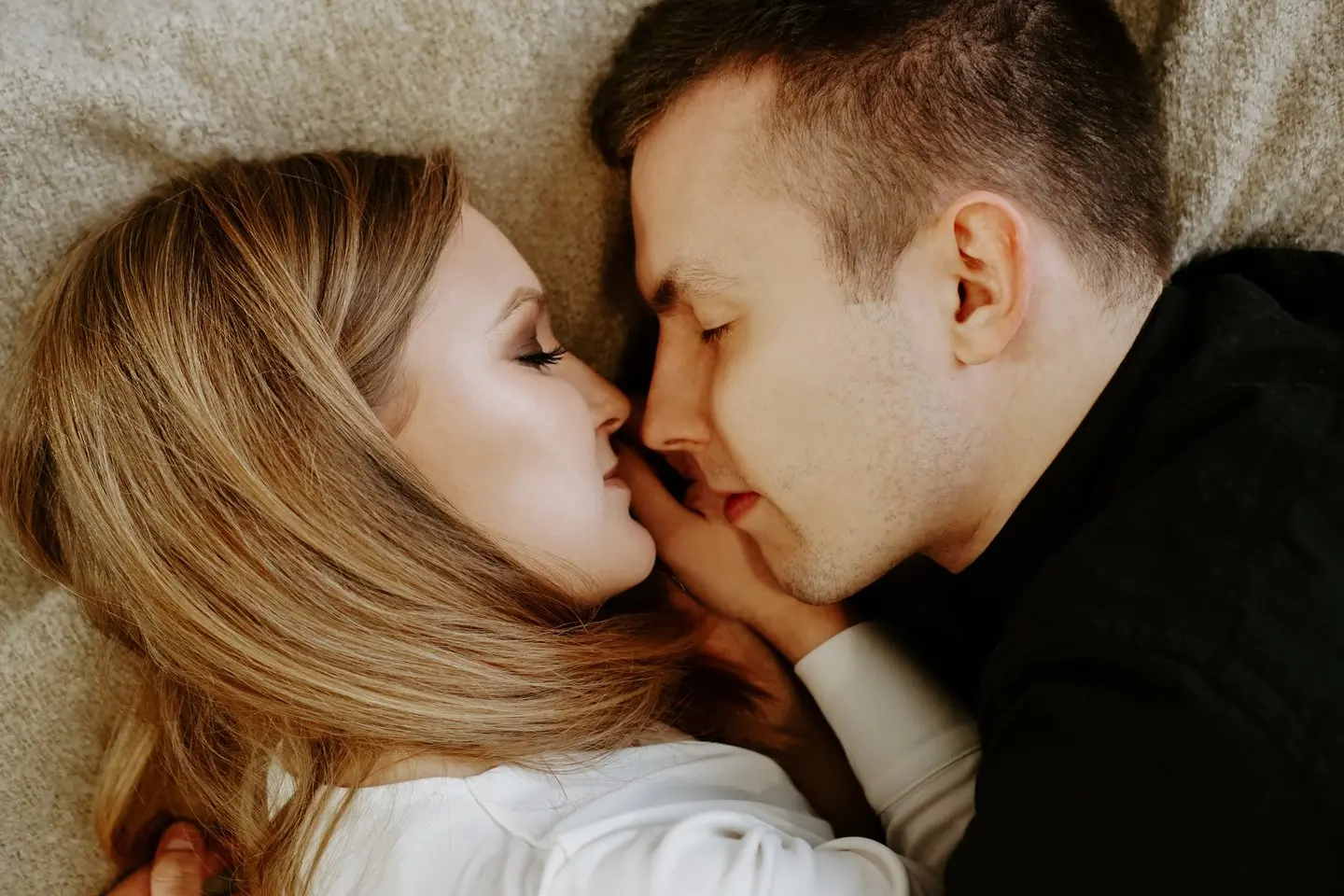 Pas mailužę pabėgęs vyras medaus mėnesiu ilgai nesidžiaugė. Netrukus prasidėjo nesutarimai ir su svajonių moterimi.<br /> 123rf.com asociatyvioji nuotr.” class=”lazyload”></a></p>
<p>Meilės pokalbius pakeitė temos apie maisto atsargas šaldytuve ir siaubingas išlaidas vaikams.</p>
<p>Galiausiai prasidėjo nesibaigiantys barniai dėl visų elementariausių dalykų, dėl kurių turbūt dažnai pykstasi antrą šeimą sukūrusios poros.</p>
<p>Pykdavomės, kad skiriu per daug laiko ir pinigų savo vaikams, kad parašiau savo buvusiajai dėl jų namų darbų, kad savaitgalius ar atostogas praleidžiame ne dviese, kad jai tenka dalintis manimi su kita šeima.</p>
<p>Bandydavau ir gražiuoju jai aiškinti ir piktuoju, kad negaliu išsižadėti savo kūno ir kraujo.</p>
<p><a href=