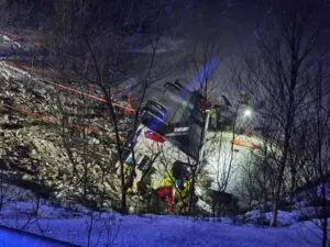 Siaubinga autobuso katastrofa: mažiausiai trys žmonės žuvo