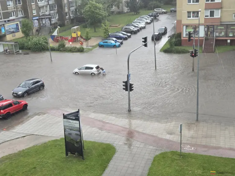 Liūtis paralyžiavo Mažeikius: miestas skęsta po vandeniu, kruša niokojo automobilius ir stogus