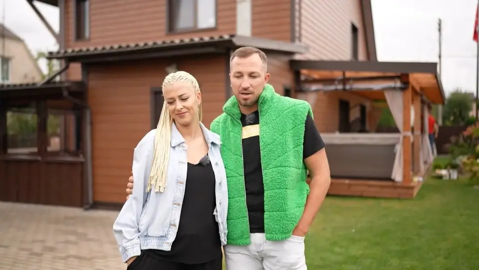 Karolis Akulavičius parodė savo sodą: jį sukurti padėjo ypatingas žmogus (nuotr. stop kadras) Karolis Akulavičius parodė savo sodą: jį sukurti padėjo ypatingas žmogus (nuotr. stop kadras)