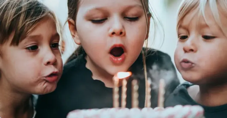 Tėvai vaikui išrinko puikią dovaną gimtadieniui. Nesuprantu, kodėl ją pirkti turi svečiai