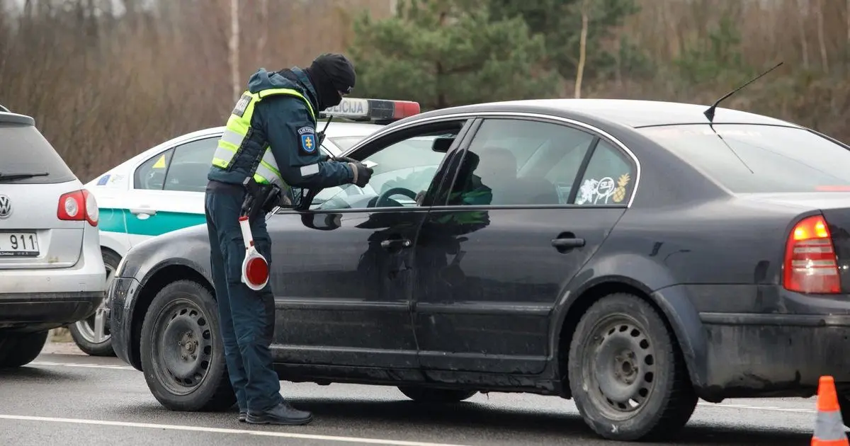 Pamirksėjote automobilio šviesomis? Vairuotojus perspėja negudrauti – už tai sulauksite baudos