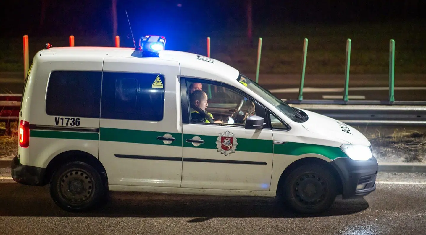 Mažo berniuko siaubo drama: mama nuvežė į mišką ir pririšo prie medžio