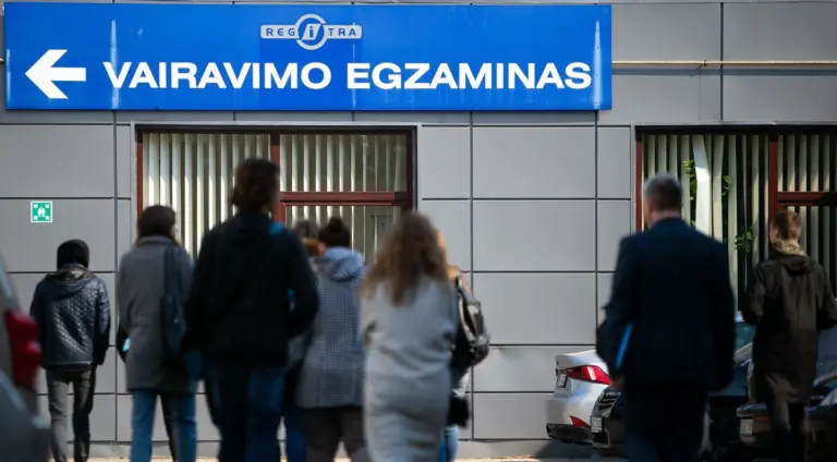 Vairavimo egzamino neišlaikė, nes nepapypsėjo balandžiams? „Regitra“ turi paaiškinimą