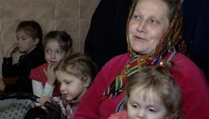 Ar girdėjote apie Ukrainos rekordininkę mamą? Jai 45 metai ir ji pati pagimdė 19 vaikų. Ir sužinokite, ji netgi svarsto galimybę susilaukti dar vieno vaiko, kuris būtų 20-as!