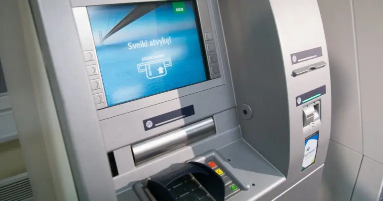 Prie bankomato jus gali ir slapta filmuoti: įspėja apsidairyti, jei imsite pinigus
