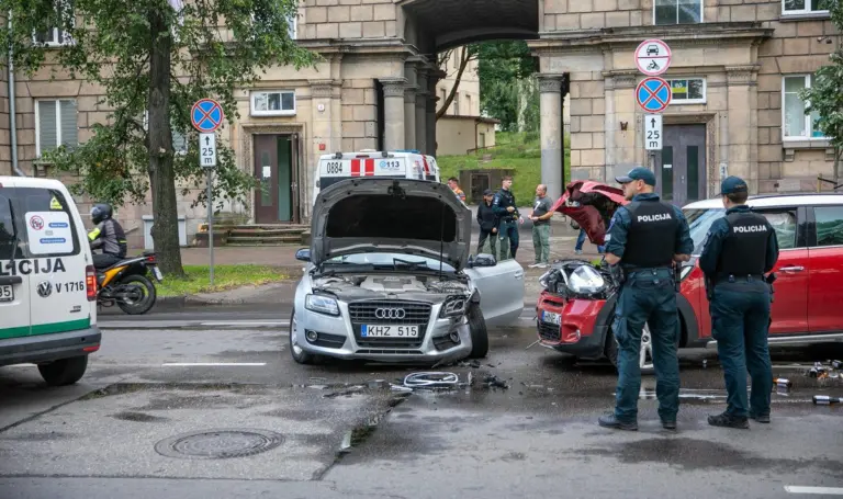Baisi avarija Vilniuje: po susidūrimo vienas automobilis užsidegė su 6 metų vaiku jame