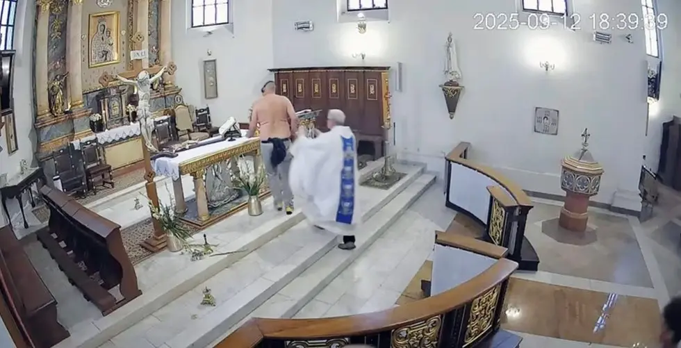 Bažnyčioje siautėjęs užpuolikas (nuotr. stop kadras) Bažnyčioje siautėjęs užpuolikas (nuotr. stop kadras)
