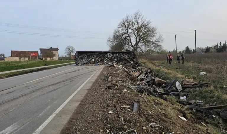 Radviliškio rajone palikęs ant kelio nuvirtusį vilkiką, vairuotojas išėjo ir prisigėrė