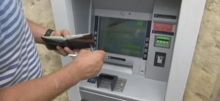 Mokėti bankams reikia ir numirus: pinigai – jūsų, bet jų negausite?