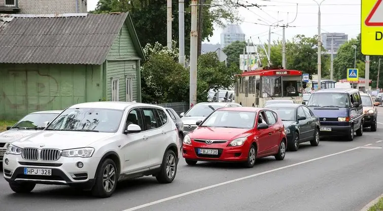 Automobilio šviesomis padėkojote ar įspėjote? Nenustebkite – už tai gali būti skiriama bauda