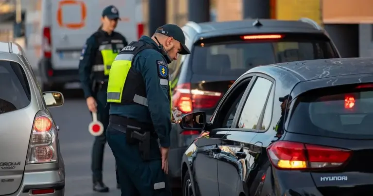 Vairuotojus įspėja: nuo šių kamerų nepasislėpsite, skirs baudą iki 90 eurų