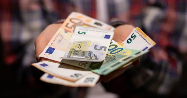 Mirus močiutei, netikėtai rado 30 tūkst. eurų: nustebsite sužinoję, kam atitenka mirusiųjų pinigai