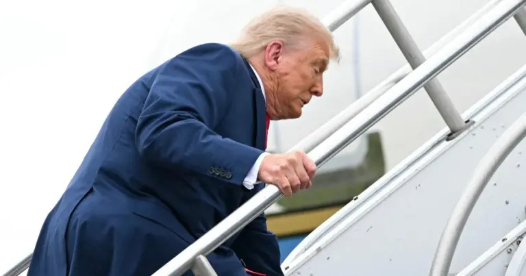 Prisijuokė: iš Bideno besityčiojęs Trumpas pats suklupo ant laiptų