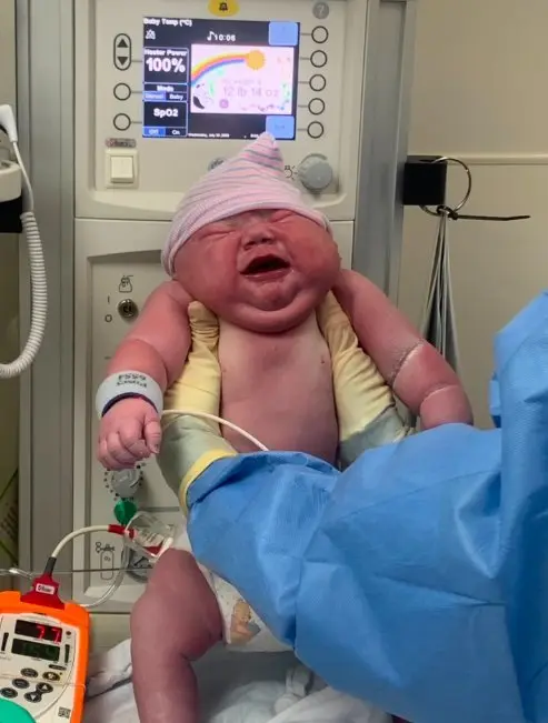 Cassian gimė sverdamas beveik 6 kg (nuotr. facebook.com) Cassian gimė sverdamas beveik 6 kg (nuotr. facebook.com)