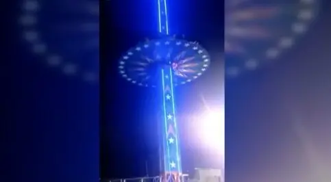 Tragedija atrakcionų parke: nufilmuota, kaip iš 50 m aukščio krenta žmonės